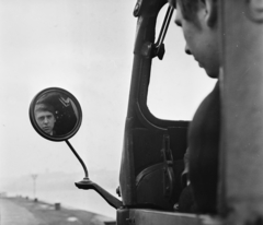 Hungary, Budapest V., pesti alsó rakpart a Margit hídtól délre., 1969, MHSZ, commercial vehicle, chauffeur, mirror, Budapest, rear-view mirror, reflection, Fortepan #16141