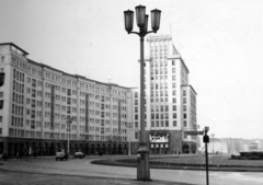 Németország, Berlin, Kelet-Berlin, Strausberger Platz., 1959, Márk Iván, NDK, magasház, utcai lámpa, Fortepan #161414