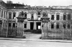 Németország, Berlin, Wilhelmstrasse 73., Elnöki Palota (Reichspräsidentenpalais)., 1959, Márk Iván, háborús kár, golyónyom, léckerítés, szobor, kőoroszlán, Fortepan #161424