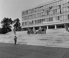 Magyarország, Gödöllő, Gödöllői Agrártudományi Egyetem (később Szent István, majd Magyar Agrár- és Élettudományi Egyetem) Gépészmérnöki Kar., 1981, MHSZ, zászló, politikai dekoráció, lépcső, tisztelgés, politikai reklám, Fortepan #16144