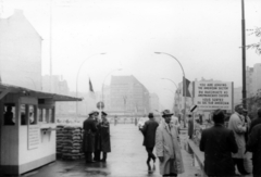 Németország, Berlin, Nyugat-Berlin, a Checkpoint Charlie (katonai ellenőrzőpont a Friedrichstrasse-n)., 1964, Korbuly család, Kelet-Berlin, Nyugat-Berlin, Fortepan #161469