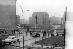 Németország, Berlin, Friedrichstrasse. Határátkelőhely Nyugat-Berlin és Kelet-Berlin között a nyugati oldalról, a Zimmerstrasse felől nézve. Előtérben a berlini fal., 1964, Korbuly család, Berlini fal, Volkswagen Typ3, Kelet-Berlin, Nyugat-Berlin, Fortepan #161474