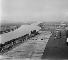 Hungary, légifotó, középpontban a Duna, balra a Szentendrei-sziget, jobbra a repülőgép szárnya felett Dunakeszi látszik., 1975, MHSZ, aerial photo, airplane, Danube, Fortepan #16149