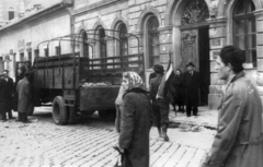 Magyarország, Budapest VIII., II. János Pál pápa (Köztársaság) tér a Luther utca felé nézve, jobbra a 28. számú ház., 1956, Rédei Mária, Budapest, forradalom, teherautó, Fortepan #161633