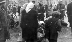 Magyarország, Budapest IX., Ferenc tér, az 1956-os forradalom alatt elesettek ideiglenes sírjai. A felvétel a Tompa utca irányából a Bokréta utca 15. számú ház felé nézve készült., 1956, Rédei Mária, Budapest, forradalom, sírhalom, Fortepan #161638