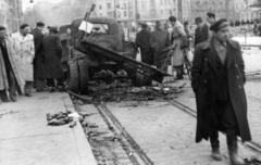 Magyarország, Budapest XI., Móricz Zsigmond körtér, szemben balra a Bartók Béla út, jobbra a Karinthy Frigyes (Verpeléti) út., 1956, Rédei Mária, Budapest, forradalom, járműroncs, Fortepan #161648