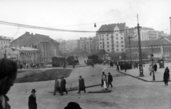 Magyarország, Budapest I.,Budapest II., Széna tér, szemben a Margit körút (Mártírok útja). Balra a Margit körúti egykori fogház épületei., 1956, Rédei Mária, Budapest, forradalom, Fortepan #161653