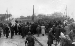 Magyarország, Budapest XI., Balatoni út, a felvétel az Osztapenko szobor ledöntésekor készült, jobbra a háttérben a Budaörsi út házsora., 1956, Rédei Mária, Budapest, forradalom, Fortepan #161655