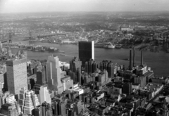 Amerikai Egyesült Államok, New York, kilátás az Empire State Building-böl az East River felé, balra Manhattan és Queens között az Ed Koch Queensboro Bridge, az East River-en a Roosevelt Island. A kép közepén az ENSZ székháza., 1959, Korda Judit, madártávlat, felhőkarcoló, Fortepan #161667