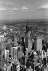 Amerikai Egyesült Államok, New York, kilátás az Empire State Building-ből az East River felé, középen a Chrysler Building, jobbra Manhattan és Queens között az Ed Koch Queensboro Bridge, az East River-en a Roosevelt Island., 1959, Korda Judit, madártávlat, felhőkarcoló, Fortepan #161670