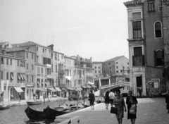 Olaszország, Velence, Fondamenta Venier a Canale di Canareggio mellett, a Ponte delle Guglie felé nézve., 1958, Korda Judit, gondola, csatorna, Fortepan #161706