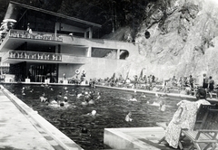 Slovakia, Trenčianske Teplice, a Zöld Béka (Zelená žaba) uszoda., 1937, Korda Judit, bathing, Fortepan #161734