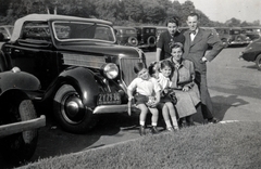 USA, 1940, Korda Judit, automobile, family, sitting on a car, number plate, Fortepan #161743