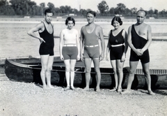 Magyarország, Budapest II., Újlaki rakpart a Sajka utcánál. Háttérben a Margit-sziget., 1933, Korda Judit, Budapest, fürdőruha, csoportkép, Fortepan #161766