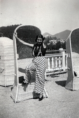 Slovenia, Bled, a Grand Hotel Toplice terasza a Bledi-tó partján., 1932, Korda Judit, suspenders, dotted dress, windbreak cab, wicker chair, Fortepan #161798