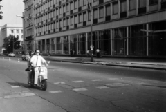 Németország, Berlin, Kelet-Berlin, az Unter den Linden a Wilhelmstrasse (Otto-Grotewohl-Strasse) felől, a háttérben balra a szovjet nagykövetség épülete., 1965, Korda Judit, NDK, Kelet-Berlin, robogó, Fortepan #161847