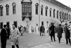 Hungary, Budapest I., Szentháromság tér, szemben a régi budai Városháza sarkán Városvédő Athéne szobra (Carlo Adami)., 1969, Korda Judit, Budapest, Athena-portrayal, Fortepan #161878