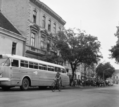 Magyarország, Nagykanizsa, Erzsébet (Szabadság) tér., 1971, MHSZ, kerékpár, autóbusz, magyar gyártmány, Ikarus-márka, Ikarus 55, Volán-szervezet, Fortepan #16189