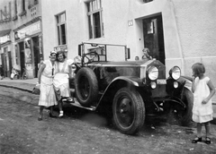 Magyarország, Budapest XI., Ballagi Mór utca 4., 1930, Fortepan, cégtábla, Gräf&Stift-márka, osztrák gyártmány, utcakép, automobil, rendszám, pékség, cseléd, tüzelő kereskedés, tisztálkodás, Budapest, karok a vállon, lányok-járművek, Fortepan #1619