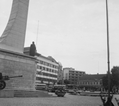 Magyarország, Nagykanizsa, Erzsébet (Szabadság) tér., 1971, MHSZ, autóbusz, német gyártmány, szobor, teherautó, IFA-márka, IFA W50, Fortepan #16190