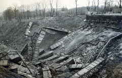 Ukrajna, Kijev, a Győzelem sugárút (ekkor Breszt - Litovszk országút) felrobbantott hídja a Nivki Park közelében., 1942, Kiss Endre, Fortepan #161942