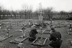 Ukrajna, Vinnicja, magyar hősi temető., 1942, Kiss Endre, keleti front, második világháború, bánat, temető, gyász, honvédség, rohamsisak, hadisír, Fortepan #161966