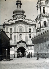 Ukrajna, Kijev, az ortodox Barlangkolostor (Pecserszka Lavra) területe, Szentháromság-kapu temploma, jobbra a Nagy Harangtorony., 1942, Kiss Endre, Fortepan #161995