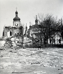 Ukrajna, Kijev, az ortodox Barlangkolostor (Pecserszka Lavra) területe, balra a Uszpenszkij- vagy Nagyboldogasszony-székesegyház, más néven Mária elszenderülése katedrális romjai, jobbra a Pecserszki Szent Antal és Teodóz templom.
, 1942, Kiss Endre, Fortepan #162000