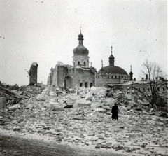 Ukrajna, Kijev, az ortodox Barlangkolostor (Pecserszka Lavra) területe, balra a Uszpenszkij- vagy Nagyboldogasszony-székesegyház, más néven Mária elszenderülése katedrális romjai, jobbra a Pecserszki Szent Antal és Teodóz templom.
, 1942, Kiss Endre, Fortepan #162014