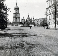 Ukrajna, Kijev, Szófia tér, Bohdan Hmelnickij lovasszobra mögött a Szent Szófia-székesegyház és a harangtornya., 1942, Kiss Endre, Fortepan #162041