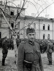 Ukrajna, Kijev, a felvétel a csendőrlaktanya előtt, a mai Arszenal üzem területén készült., 1942, Kiss Endre, Fortepan #162067