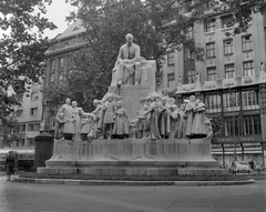 Hungary, Budapest V., Vörösmarty tér, Vörösmarty Mihály szobra (Kallós Ede, Telcs Ede és Márkus Géza 1908.)., 1958, Kotnyek Antal, sculpture, Budapest, sculptural group, Mihály Vörösmarty-portrayal, Fortepan #16208