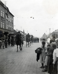 Magyarország, Esztergom, Kossuth Lajos utca, balra a honvéd laktanya., 1943, Kiss Endre, katona, kerékpár, lovas, Fortepan #162086