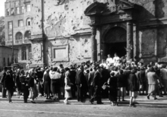 Magyarország, Budapest I., Krisztina tér, Havas Boldogasszony-templom. A kép bal szélén látható földszintes épület a Zöldfa vendéglő., 1950, Buvári Ágnes, dr. Buvári András, Budapest, golyónyom, templom, csoportosulás, katolikus, pap, hívő, Fortepan #162129