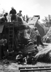 Hungary, Bükkszentkereszt, cséplés., 1957, Buvári Ágnes, worker, agricultural machine, Fortepan #162138