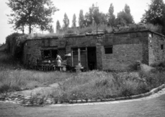 Magyarország, Budapest I., Tigris utca - Párduc utca sarok., 1950, Buvári Ágnes, dr. Buvári András, Budapest, rom, kislány, férfi, szegénység, nyomor, kalyiba, Fortepan #162148