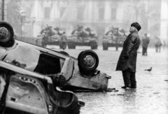 Románia, Bukarest, Piața Revoluției (ekkor Calea Victoriei) a Strada Academiei felől, háttérben az Egyetemi Könyvtár megrongált épülete. Romániai forradalom., 1989, Nagy Z. László, román forradalom, rendszerváltás, Fortepan #162239