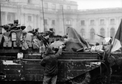 Románia, Bukarest, Piața Revoluției (ekkor Calea Victoriei), háttérben a Román Nemzeti Művészeti Múzeum (Muzeul National de Arta al Romaniei), az egykori királyi palota. Romániai forradalom., 1989, Nagy Z. László, román forradalom, rendszerváltás, Fortepan #162244