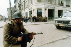 Románia,Erdély, Temesvár, Piața Libertății (Jenő herceg tér), jobbra a Városháza utca (Strada Emanoil Ungureanu), balra a háttérben a Strada Coriolan Brediceanu (Széchenyi utca). Romániai forradalom., 1989, Fortepan/Album040, ARO-márka, román forradalom, rendszerváltás, színes, Fortepan #162255