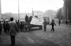 Románia,Erdély, Kolozsvár, Postakert utca (Strada Cuza Vodă), szemben jobbra a Bede Mózes utca (Strada Frederic Joliot Curie) torkolata., 1989, Mácsy Ildikó, román forradalom, rendszerváltás, Fortepan #162299