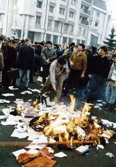 Románia,Erdély, Kolozsvár, Bocskai tér (Piata Avram Iancu) - Kossuth Lajos utca (Bulevardul 21 Decembrie 1989) sarok, háttérben a Postakert utca (Strada Cuza Vodă) torkolata, tüntetés a Román Kommunista Párt helyi székháza előtt. Romániai forradalom., 1989, Fortepan/Album047, román forradalom, rendszerváltás, Fortepan #162309