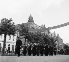 Magyarország, Debrecen, Piac utca (Vörös Hadsereg útja)., 1955, Kotnyek Antal, Hires Tibor, hangszer, trombita, felvonulás, zenekar, fúvószenekar, Fortepan #16231