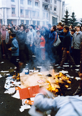 Románia,Erdély, Kolozsvár, Bocskai tér (Piata Avram Iancu) - Kossuth Lajos utca (Bulevardul 21 Decembrie 1989) sarok, háttérben a Postakert utca (Strada Cuza Vodă) torkolata, tüntetés a Román Kommunista Párt helyi székháza előtt. Romániai forradalom., 1989, Fortepan/Album047, román forradalom, rendszerváltás, Fortepan #162313