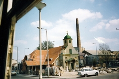 Magyarország, Budapest III., Szentendrei út a Reményi Ede utca - Köles utca között, Kövi Szűz Mária-templom., 1988, Rudan Pál, színes, Budapest, kémény, templom, Fortepan #162345