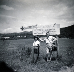 Magyarország, Pomáz, MÁVAUT buszmegálló a 1111-es úton, a Csikóváraljai turistaházhoz vezető bekötőútnál., 1954, Váradi Judit, képarány: négyzetes, férfi, turista, nő, tábla, reklám, megállóhely, Fortepan #162428