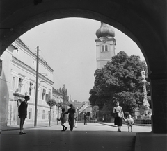 Magyarország, Kőszeg, Jurisics tér, a Mária szobor a Hősök kapujától nézve, háttérben a Szent Imre-templom., 1955, Kotnyek Antal, boltív, szobor, toronyóra, Fortepan #16244