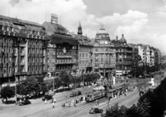 Csehország, Prága, Vencel tér (Václavské námestí), szemben a Vodičkova ulice torkolata., 1954, Iharos Sándor, villamos, látkép, tér, neon felirat, címer, Fortepan #162458