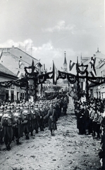 Szlovákia, Losonc, ulica Vajanského (Kossuth Lajos utca) a református templom felé nézve, a magyar csapatok bevonulása idején., 1938, Iharos Sándor, diadalkapu, Fortepan #162459