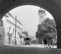 Magyarország, Kőszeg, Jurisics tér, háttérben a Szent Imre-templom., 1955, Kotnyek Antal, boltív, toronyóra, Fortepan #16246