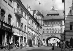 Szlovákia, Besztercebánya, Národná ulica, a kapun túl a Szlovák Nemzeti Felkelés (Slovenského národného povstania) tér., 1960, Iharos Sándor, üzletsor, bérház, Fortepan #162476